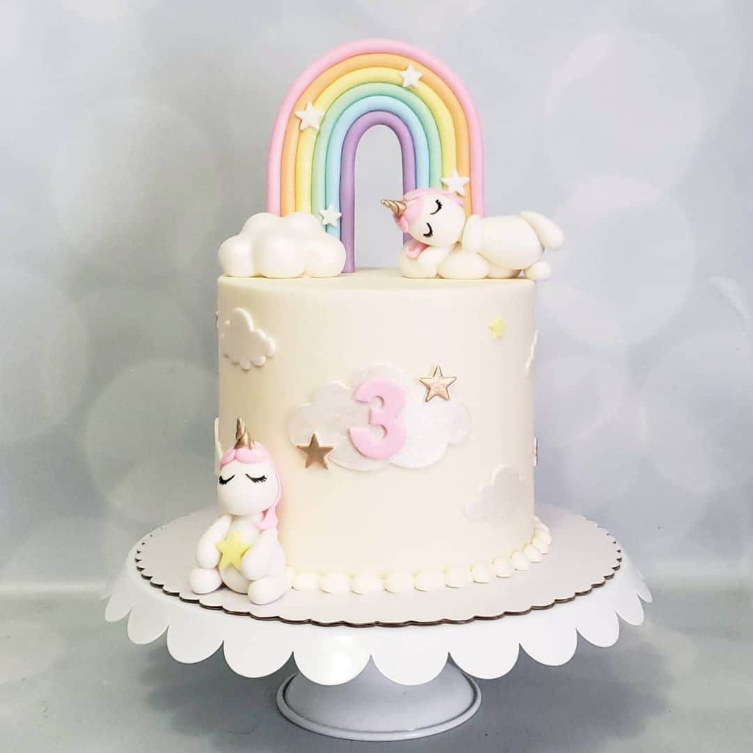 Honey Bee Cakesのインスタグラム：「Unicorns and Rainbows 💖」