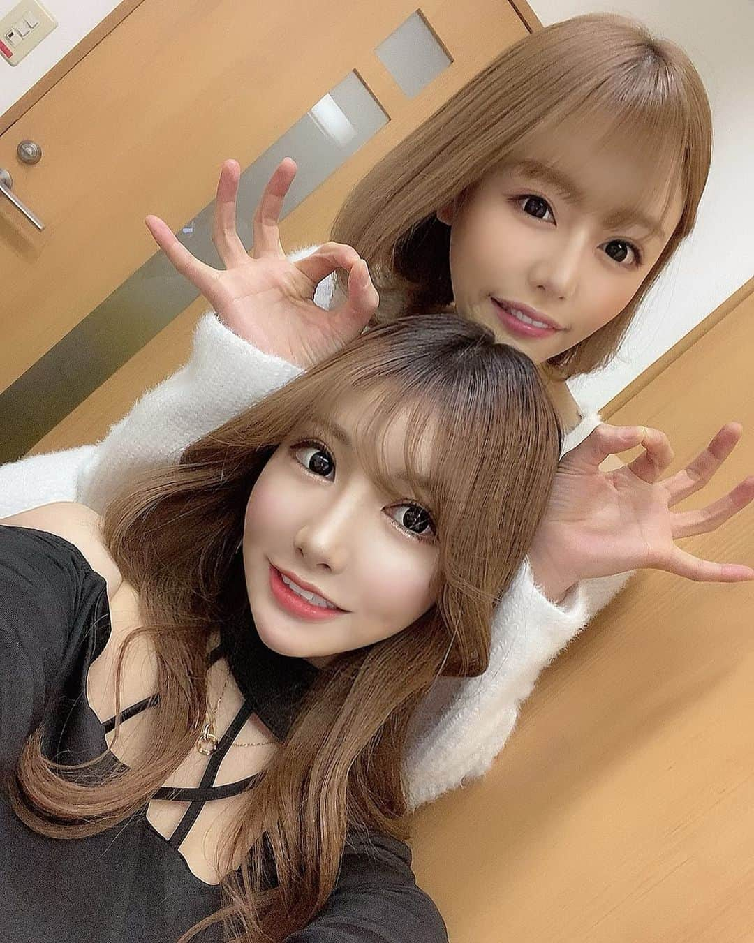 若月みいなさんのインスタグラム写真 - (若月みいなInstagram)「With my bestie👭🤍🖤 #bestie  #friend  #event  #浜崎真緒  #濱崎真緒  #若月みいな  #若月美衣奈」1月28日 13時57分 - wakatsuki_cmore