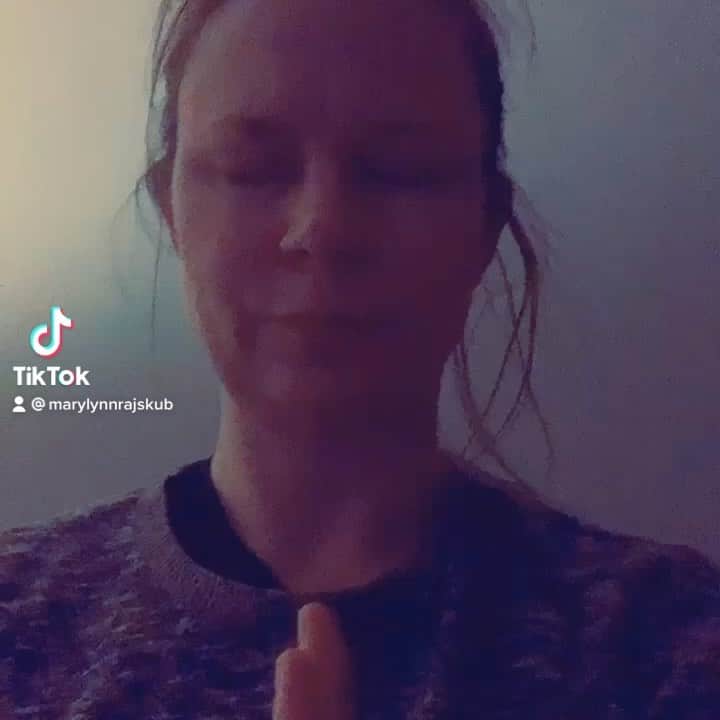 メアリー・リン・ライスカブのインスタグラム：「#clingypet #nighttime #selfcare #vaccinesafetyadvocate」