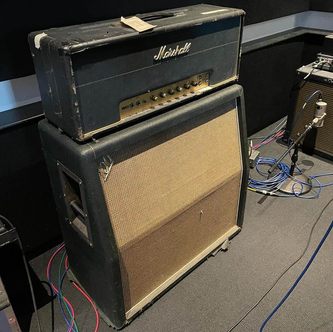 ブライアン・アダムスのインスタグラム：「Cranking up my 1974 Marshall Super Lead 100 tonight on some new tracks. It’s crazy how loud this amplifier is. #wakinguptheneighbours @marshallamps_uk」