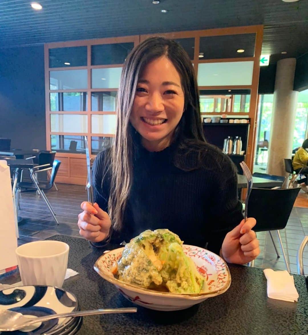 吉冨愛子 のインスタグラム：「先に言っておきます。写真は全く関係ありません。この子大きなブロッコリー独り占めしてるなくらいで見ておいてください笑笑  1月26日より、株式会社ビジネスブレイクスルーが企画、運営を行うアスリート向けの学習コースA-MAPというカリキュラムを1年間受講する事にしました！ アスリートの価値を高め、大きなエンジンを積んでいるアスリートや、元アスリートが社会でもっと活躍出来るように、様々な競技出身の受講生と共に学び直しをする実践的カリキュラムです。 元ラグビー日本代表であり、ラグビー界の三浦知良さんと言われている大野均さんを始め、他競技の素晴らしい方々と共に勉強していきます。  この後の長い人生、自分がどうありたいのか、自分と向き合いながら新たに学び直しをしていきたいと思います！ 1年後には社会の役に立てる人間に成長してると嬉しいです。  1人の人間として、また応援していただけると幸いです。 というか久しぶりの勉強ということで不安で仕方がありませんので応援してください！笑笑  プライベートレッスンやイベント活動も引き続き行っていきますのでどうぞよろしくお願い致します😆😆  このような機会に巡り会えたのも、テニスを通じて沢山の出会いがあってこそです。 周りの皆様、テニスに感謝したいと思います。  #a-map #athlete #tennis #テニス #再び #頑張ります」