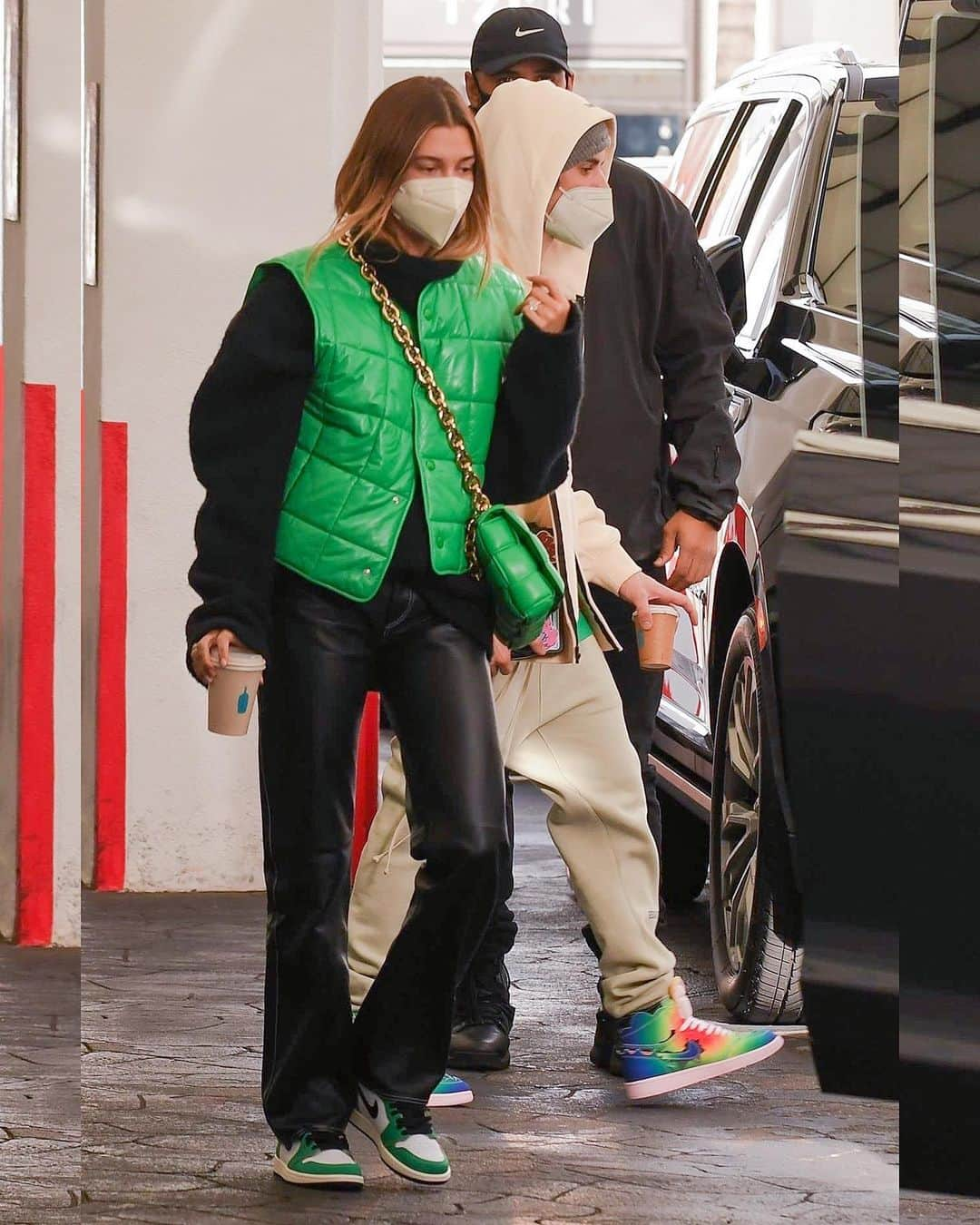 Just Jaredさんのインスタグラム写真 - (Just JaredInstagram)「Justin and Hailey Bieber add some bright pops of color to their matching outfits after an appointment in LA #justinbieber  #HaileyBieber Photos: Backgrid」1月28日 14時18分 - justjared