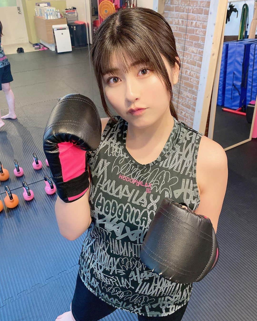 ちとせよしのさんのインスタグラム写真 - (ちとせよしのInstagram)「昨日は今年初ボクシングでした🥊 幸せ太りで身体重いし体力もめっちゃ落ちてた〜( ߹꒳߹ ) 早いとこ戻せるように頑張ります💪🏻笑  #shapeup #boxing #hodophilax #ボクシング #キックボクシング #トレーニング #エクササイズ #筋トレ動画 #ジムウェア」1月28日 14時11分 - chitose_yoshino