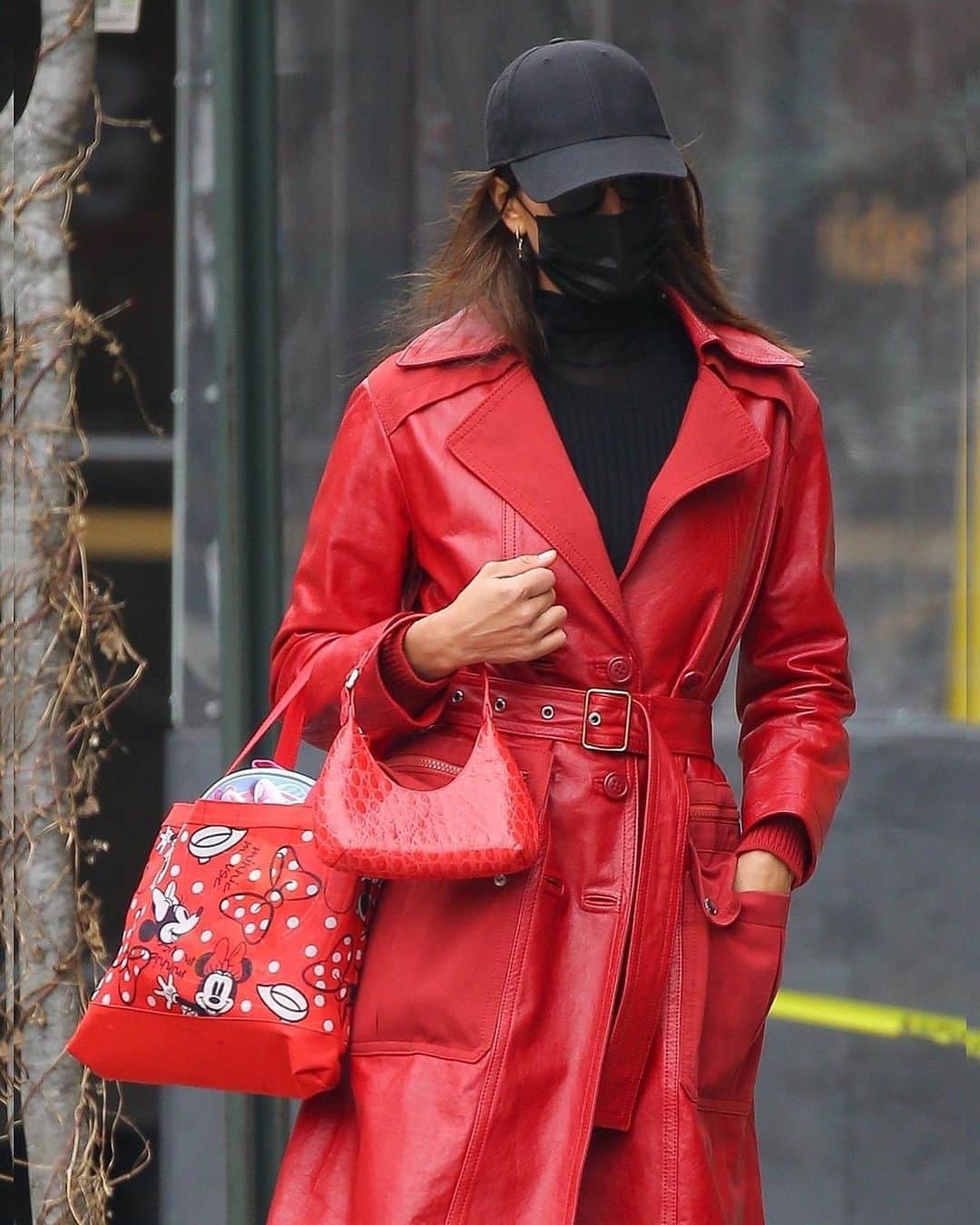 Just Jaredさんのインスタグラム写真 - (Just JaredInstagram)「Irina Shayk shows off her love for Minnie Mouse while heading to an spa appointment in NYC #IrinaShayk Photos: Backgrid」1月28日 14時15分 - justjared