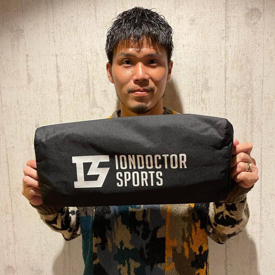 金井貢史のインスタグラム：「またまたアイテム紹介✌️ @iondoctor さんのレッグウォーマー！ 足にはめてあっためてくれます！ この時期まじ助かってます！ありがとうございます #iondoctor」