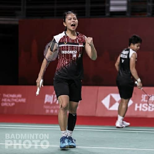グレイシア・ポリーのインスタグラム：「Cuma mau kirim pesan sama diri sendiri. "Semangat terus ya." 😊」