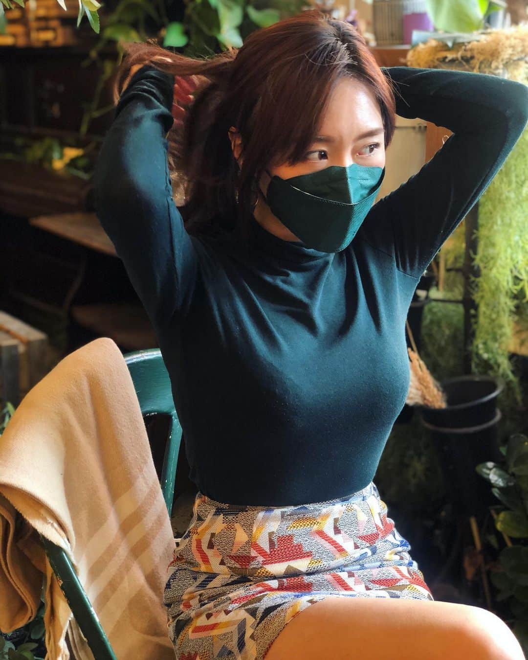 Miss Hunnyのインスタグラム：「最近大愛 @savewohk 呢款墨綠色口罩， 實在太出色， 佢另外有隻藍色都好靚， 下次着藍色衫襯下先😌 Btw, 睇咗新片未？ #連結在首頁 #老牛在腰間」