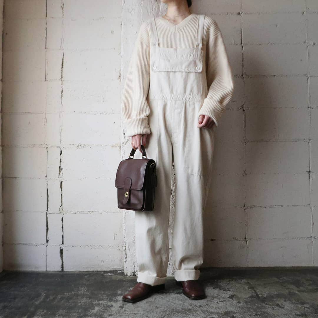 吉祥寺 古着屋 Orfeoのインスタグラム：「. Herringbone Cotton Overall  #orfeo #kichijoji #tokyo #vintage #used #fashion #coordinate #outfit . . .  お問い合わせはインスタグラムのプロフィール掲載のメールアドレスにお願いいたします。コメント、DMでのお問い合わせは受け付けておりませんのでご了承ください。 ONLINE SHOPの商品も店頭にてご購入頂けます。気になる商品がございましたらスタッフにお声掛けください。 . 新型コロナウィルス感染症予防対策を徹底して営業しております。 ご来店の際はマスク着用、手指消毒にご協力ください。」
