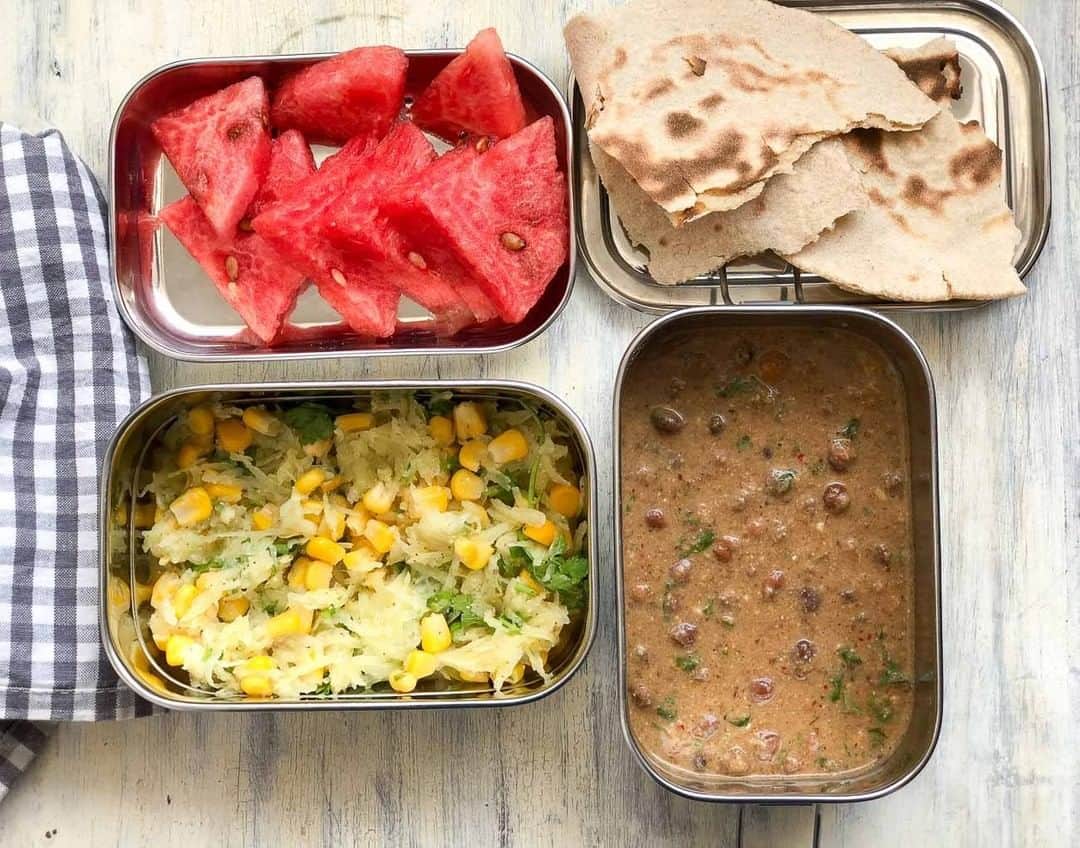 Archana's Kitchenさんのインスタグラム写真 - (Archana's KitchenInstagram)「#lunchboxideas  A delicious and healthy meal packed in a lunch box , consists of this super healthy Jowar Atta Roti along with a robust Malvani Chana Masala and a refreshing Sweet Corn & Raw Mango Salad, adding fresh seasonal fruits that can be eaten as a mid morning snack is a good idea.  Get the recipe from the smart.bio link in my profile @archanaskitchen .」1月28日 14時30分 - archanaskitchen