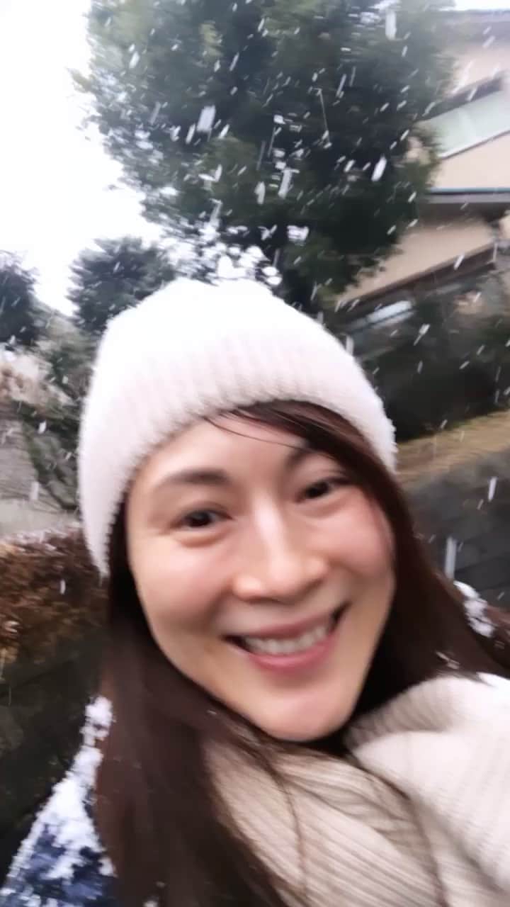 MIHOのインスタグラム：「わーーーーー！ 雪だ！！！  と  あったかい格好してすぐ出た、雪だるまには早かったけど満喫っ  そしていま、ビッシャビシャで帰ってきて動画みせようとおもったら怒られました、笑  もうすこし積もったら雪だるまだな  みなさんもせっかくなのであったかくして楽しんでね⛄️✨  お足元気をつけて☺︎  #snom #雪 #東京 #あたたかくお過ごしください #練馬 #意外と豪雪地帯」