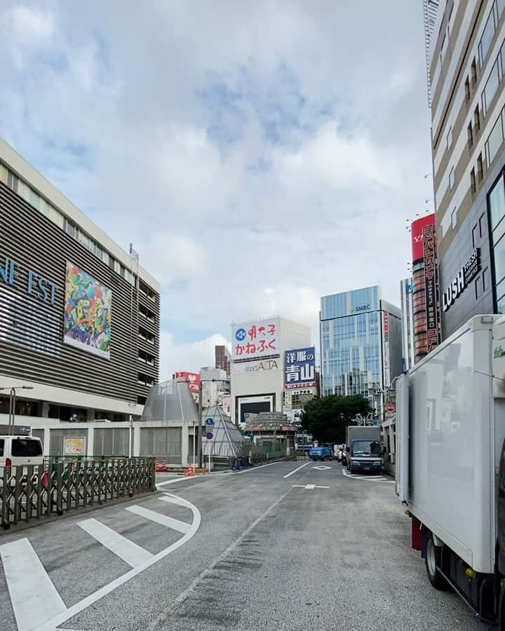 松山智一のインスタグラム：「Hoping for no quarentine, sending love to my home #Shinjuku #Tokyo #新宿駅東口 #花尾」