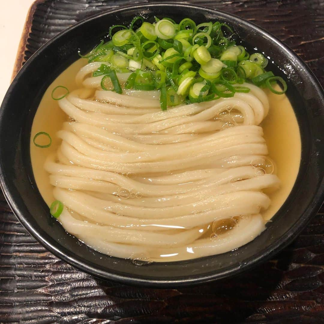 ゴンのインスタグラム：「神保町にある【丸香】  信じられない程美味しいうどん。 色々食べましたが、僕はこのかけうどんが一番美味しい気がする。  ちくわ天は別皿で必ず少し遅れて出て来ます。  おそらく何も入れないかけうどんの状態で味わって欲しいという想いが店主から伺えます。と勝手に思ってます。  マジでとんでもない程のダシの風味が口中を駆け巡ります。  久しぶりに出会った感動の食べ物。  コロナ禍ですぐ近くの全国チェーンのうどん屋さんが撤退してるのに、ここは行列が出来る程。  「本物にこだわる」  芸もそうありたいと思いました。」