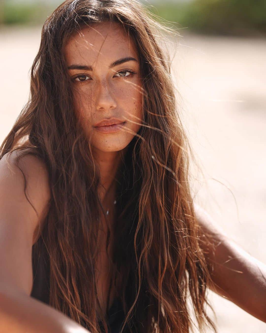 マリア・マーフィーのインスタグラム：「mug shot by @brooklynhawaii for @beachlovejewelryhi」