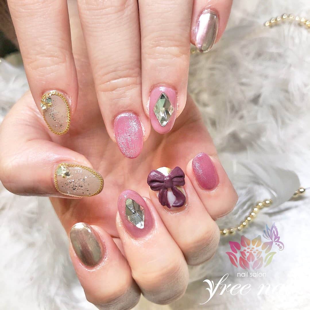 free nail フリーネイルのインスタグラム：「. お客様ネイル💅🏻☃️ . リボンネイル🎀 . ネイルパーツでネイルを楽しく💗 . ご来店ありがとうございました🙇🏻‍♀️🙇🏻‍♀️🙇🏻‍♀️💗 . #ネイルアート #ジェルネイル #ネイルサロン #大阪ネイルサロン #ネイルデザイン #ネイルチェンジ #リボンネイル #チェーンネイル #ミラーネイル #ネイルパーツ #ピンクネイル #ベージュネイル #デザインネイル #トレンドネイル #大人ネイル #きれいめネイル #冬ネイル #winternails #nailsart #nailsdid #美甲 #日式美甲 #日式美甲胶 #日本美甲师 #日本美甲老师 #美甲上课 #日本胶 #フリーネイル #freenail」