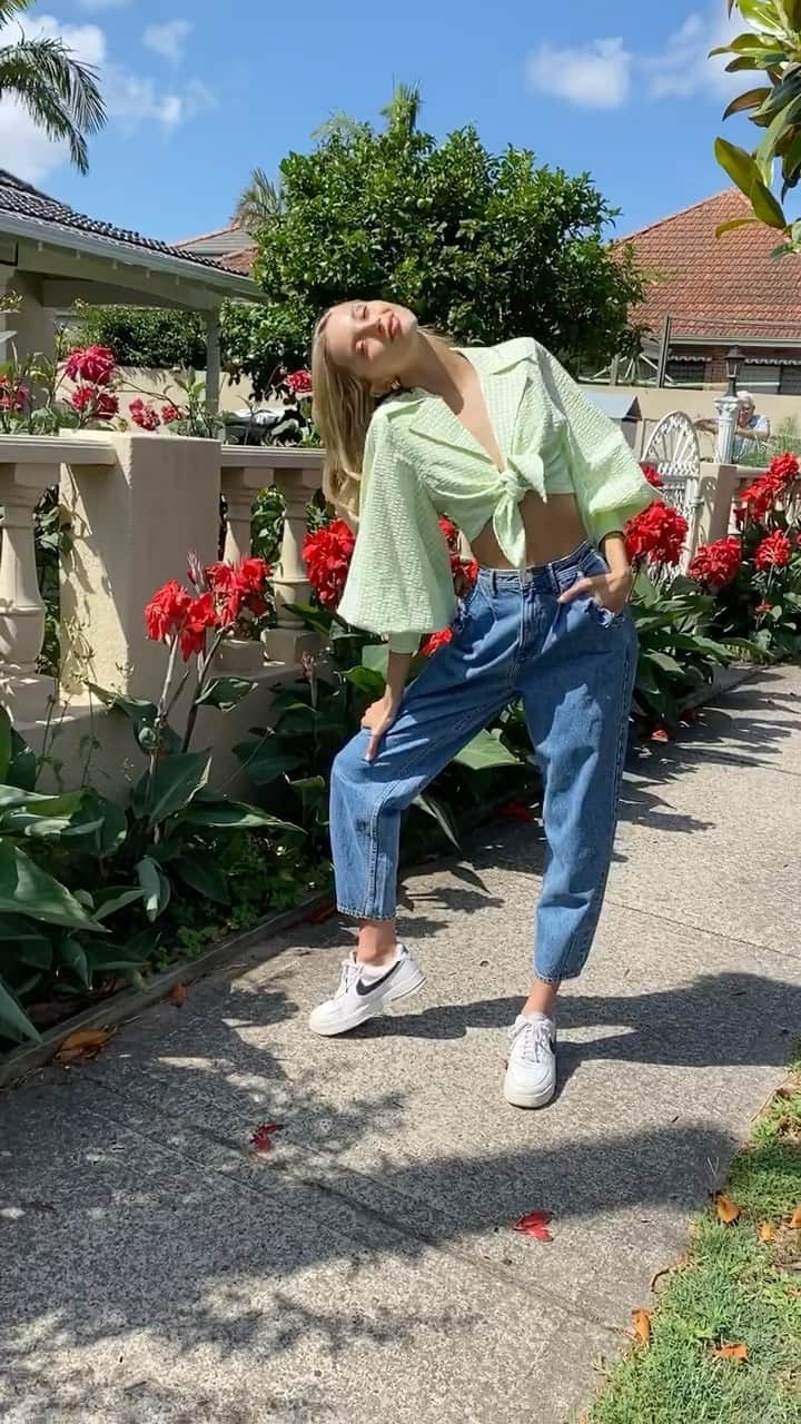 アリスマッコールのインスタグラム：「Return to fun 💥 #aliceMcCALL」