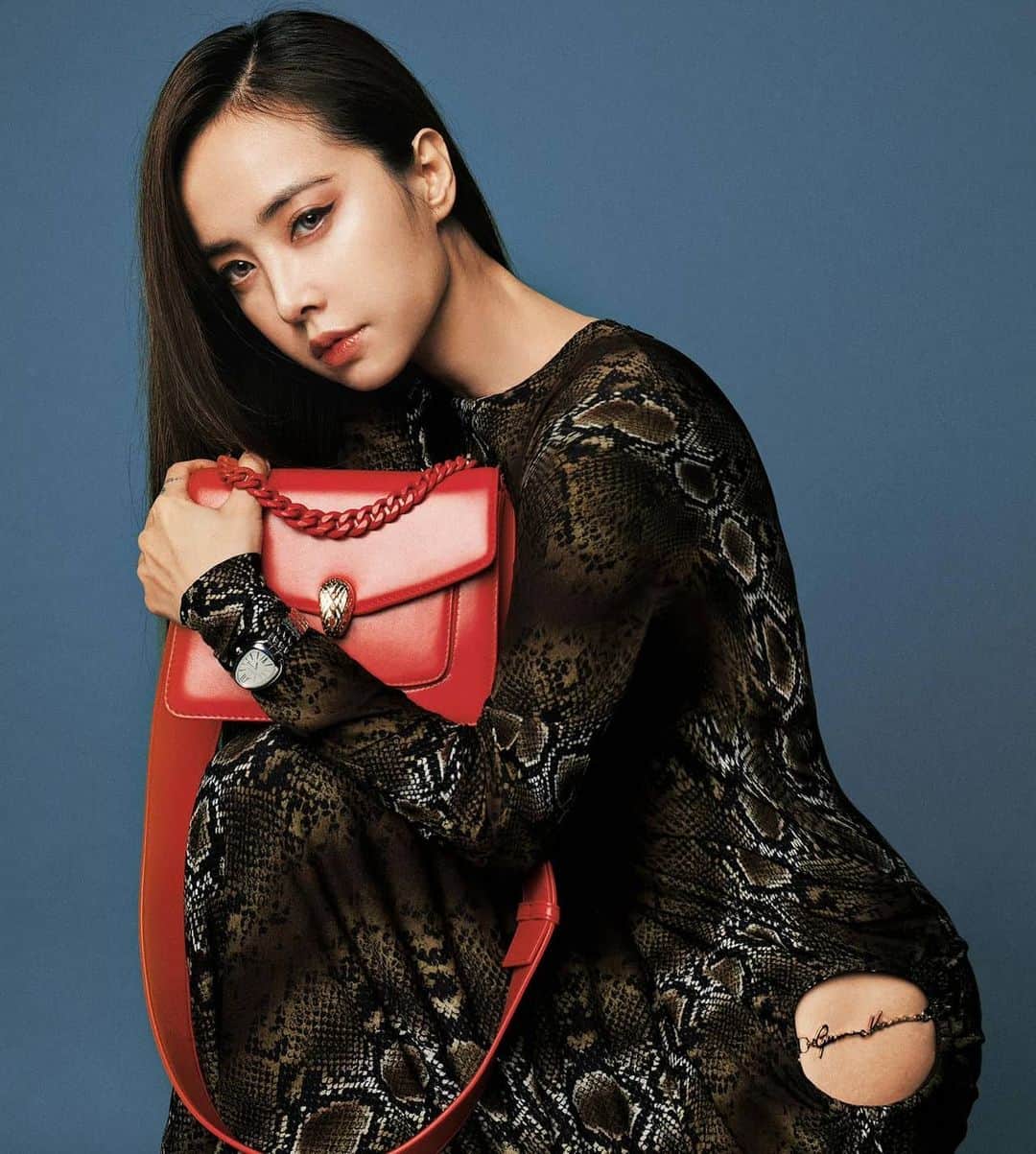 ジョリン・ツァイのインスタグラム：「snake allure 蛇我其誰 @bulgari #Bvlgari  #BvlgariAccessories  #Serpenti  #BvlgariMaxiChain #Versace」