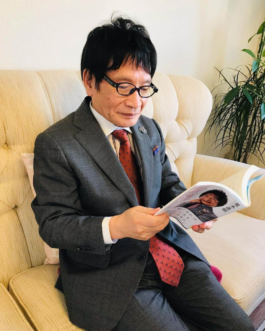 尾木直樹さんのインスタグラム写真 - (尾木直樹Instagram)「黒ブチメガネは似合うかしら？実はAi/Glasses (エーアイグラス)といって近視予防､スマホ首防止，姿勢制御などの機能を持つ優れものーです♪ - #aiglasses #黒ブチメガネ#近視予防#姿勢制御#尾木ママ」1月28日 14時51分 - oginaoki_ogimama