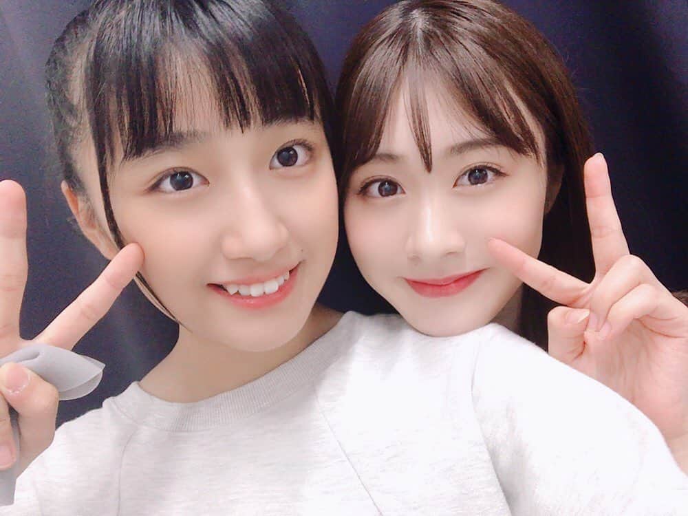 加藤美南のインスタグラム：「さら😣❤️ さらのことこんなに好きになっちゃったから卒業するって決めてからさらのことを考えたら、凄く心苦しかったな😣今もずっと辞めないで〜って言ってくれて本当に私も側に居たい気持ちもあるけど、さらは私が今度はお友達として1番近くで見守っていくね😚 いつも頑張ってるから無理しないで頑張れる時に頑張れば大丈夫だよ🥰さらが心から楽しんでキラキラ輝いていれば、それを暖かく見守る素敵なファンの皆さんにこれからももっと出会えるよ💕 ステージで輝くさら、私に色んな沢山お話ししてくれるさら、グループを引っ張っていけるようにって熱い思いを持ってるさら、見えないところでも日々精一杯頑張ってるさら、どんなさらも素敵だよ、大好きだよ☺️ 卒業まであと少しだけど、よろしくね🥳大好き❤」