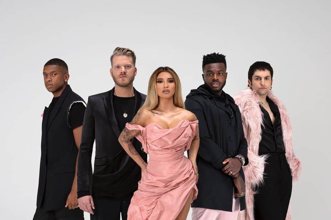 スコット・ホアイングのインスタグラム：「THE LUCKY ONES 🤍✨ 02.12.21 Pre-save it now. (link in bio!) #PTXTheLuckyOnes  styled by @cdicelove13  shot by @jabarijacobs  hair by @samiknighthair  mu by @anthonyhnguyenmakeup  wearing @balmain」