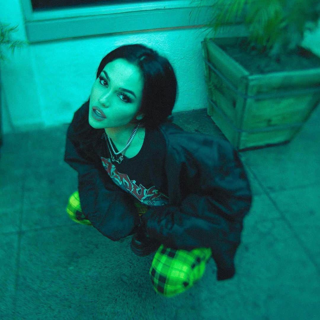 マギー・リンデマンのインスタグラム：「@gaytimes 🖤🫀💭」