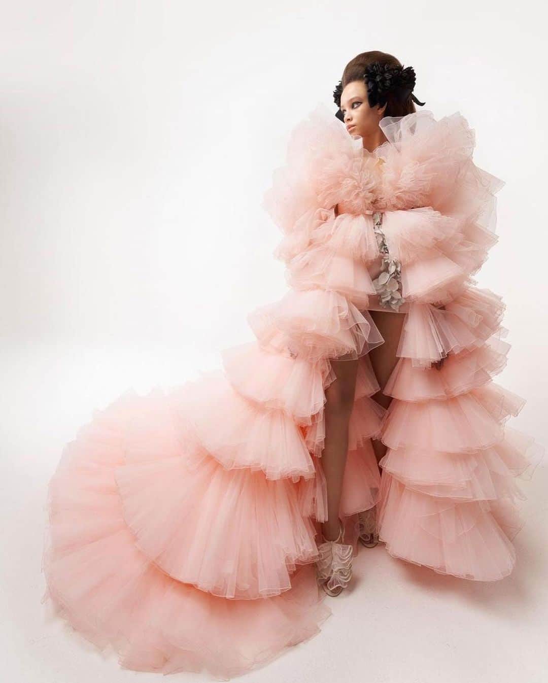 Vogue Australiaさんのインスタグラム写真 - (Vogue AustraliaInstagram)「How much fluff is too much fluff? At #GiambattistaValli, the limit does not exist. For its couture collection, the Italian house embraced volume and drama with layer upon layer of frothy tulle, a daring use of texture, and some spectacular shapes. Tap the link in bio to see the full collection. ⁣ ⁣ 📷 @giambattistavalliparis」1月28日 6時01分 - vogueaustralia