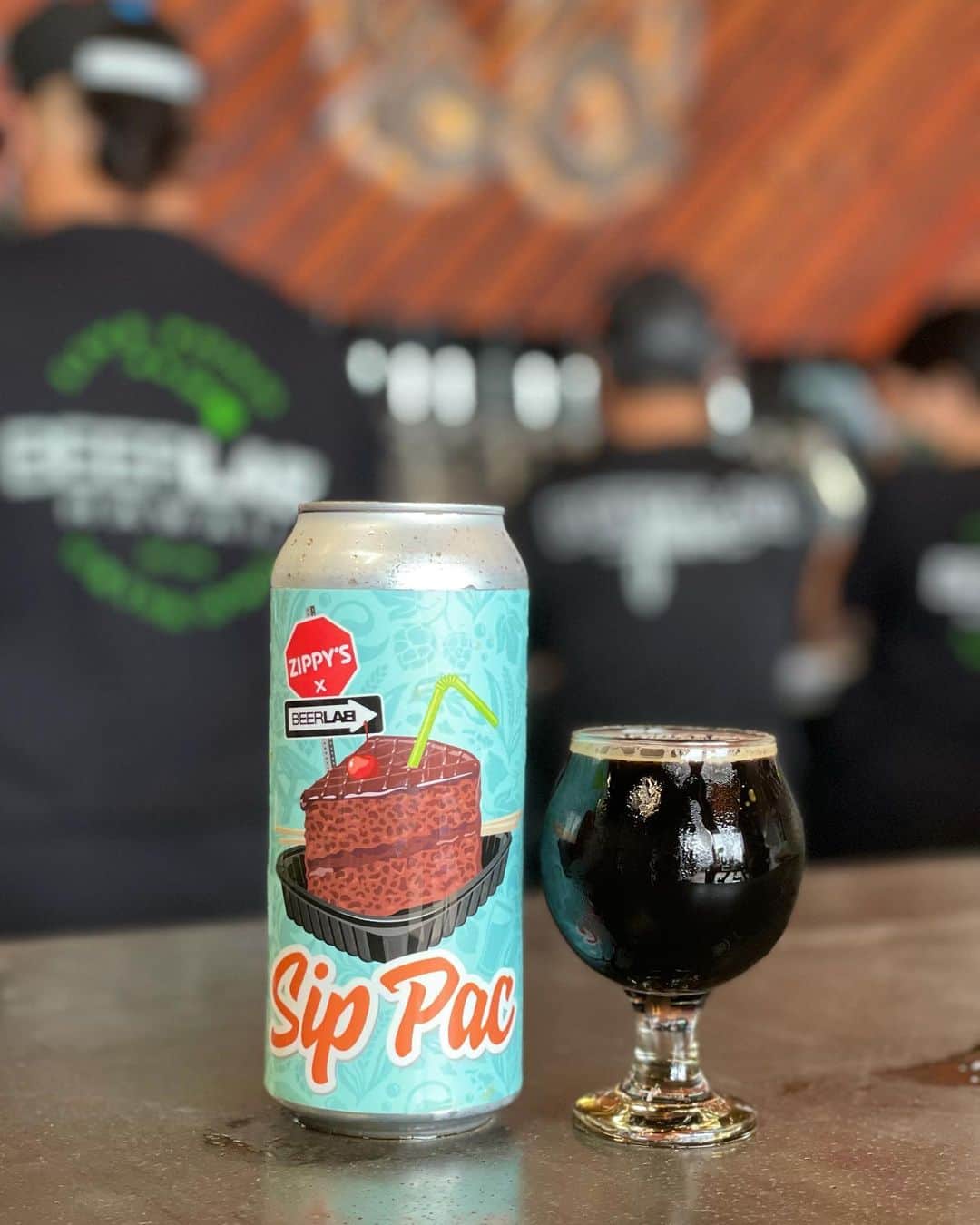 Zippy's Restaurantsのインスタグラム：「Introducing the Beer Lab HI x Zippy's #SipPac an Imperial Stout brewed with our signature #DobashCake. This 🍻is available exclusively at Beer Lab HI and launches for pre-order this Thursday (Jan 28) at www.beerlabhi.com.」