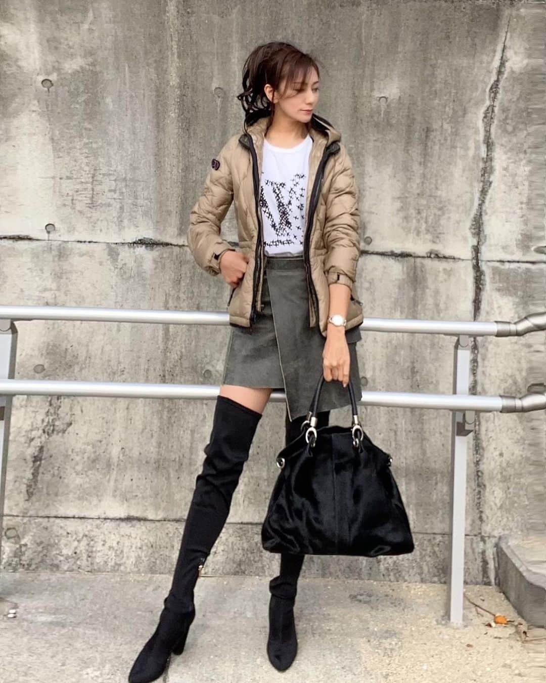 のインスタグラム：「おはようございます🌞  １月も残りわずかになりましたね💦 本当に毎日がアッと言う間ですから、大事に丁寧に時間を過ごさないといけないですね☺️  ２月に入るとメインイベント♥️ バレンタインがありますよね‼️  女性もドキドキ💓 男性もワクワクと楽しみですが、今回ダニエルウェリントンから、バレンタインに向けて素敵なパッケージに入った時計とアクセサリーが販売されます☺️  愛を込めて特別な人に… バレンタインシーズンにDaniel Wellington新作ジュエリーUNITYです♥️  大切な人に心を込めて選んで下さいね‼️  ＠danielwellington  バレンタインキャンペーンお知らせ‼️  🌹1/28～2/14 DW公式サイトや直営店舗にて2点以上お買い上げで10％OFF（新作も対象）  🌹バレンタイン限定ギフトボックスも無料  🌹15％OFFクーポンコード【maki02】の併用でさらにお得   私も早速、アクセサリーのネックレスとコンビの時計を付けてお出かけしたいけど、ご近所のスーパーぐらい🤣  女性らしいストーンが入った時計はキラキラがお気に入り👍  昨日のコーデ カジュアルミニタリーコーデ  インナー　#lv ダウンコート　#ar スカート　#keihayama ブーツ　#yellow  今日も笑顔で素敵な一日を😊  いつもいいね👍コメント📝 ありがとございます♥️    #ダニエルウェリントン #DWgiftsoflove#手元倶楽部#腕時計#バレンタインデイ#プレゼント#fashion#snap#style#ootd#womesfushion#selfie#me#コーデ#code#cordi#大人カジュアル#50代ファッション#50代コーデ#アラフィフ#アラフィフコーデ＃ダウンコート#40代ファッション#シンプルコーデ#大人カジュアル#笑顔#感謝#ありがとう」