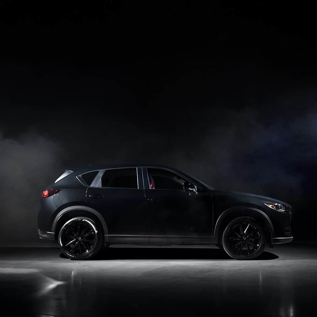 MAZDA Canadaのインスタグラム：「The Jet Black Mica exterior of the Kuro Edition CX-5 highlights the vehicle’s sleek design, contrasted by their striking Garnet Red leather seats that showcase the luxurious interior’s new dark colour palette. Get your own #wallpaperwednesday by taking a look at our IG story.」