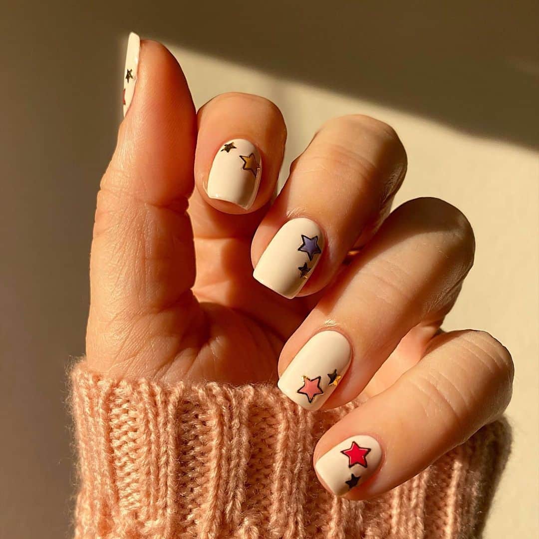 Soniaのインスタグラム：「Sometimes you need cute nails to get you through a Wednesday🙃 featuring star decals from @deco.miami💫 - Ring: @vanessamooney」