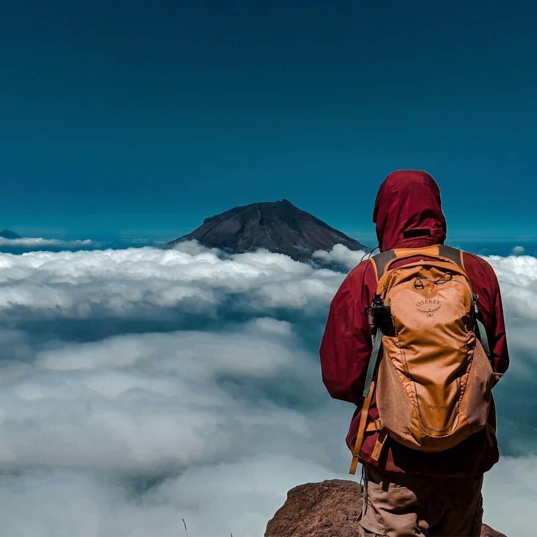 オスプレーのインスタグラム：「“There’s no glory in climbing a mountain if all you want to do is to get to the top. It’s experiencing the climb itself – in all its moments of revelation, heartbreak, and fatigue – that has to be the goal.” – Karyn Kusama 📷 by @_mhmmdyzied  Featured pack from the Daylite Series #ospreypacks」