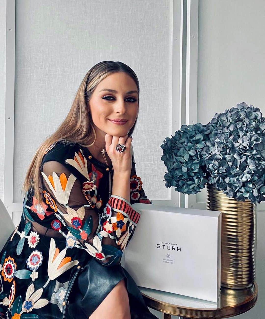 オリヴィア・パレルモのインスタグラム：「Chatted all things skincare 🧴, leading a healthy lifestyle 🍎, and even covered a little fashion 🧥 in today’s #skinschool session with @drbarbarasturm! The best part was hearing from you all about your different skincare and beauty needs, likes, and general inquiries 🤗  If you missed it, or just want to revisit some of the tips and fun facts (like my 🩹 trick), I’ll share a link to the video soon. Thank you Dr. Sturm for having me (and for my goodies)!!! 🥰💁🏼‍♀️ And because you loved my jacket so much, tap for fashion credits and swipe for my beauty look 🤳🏼」