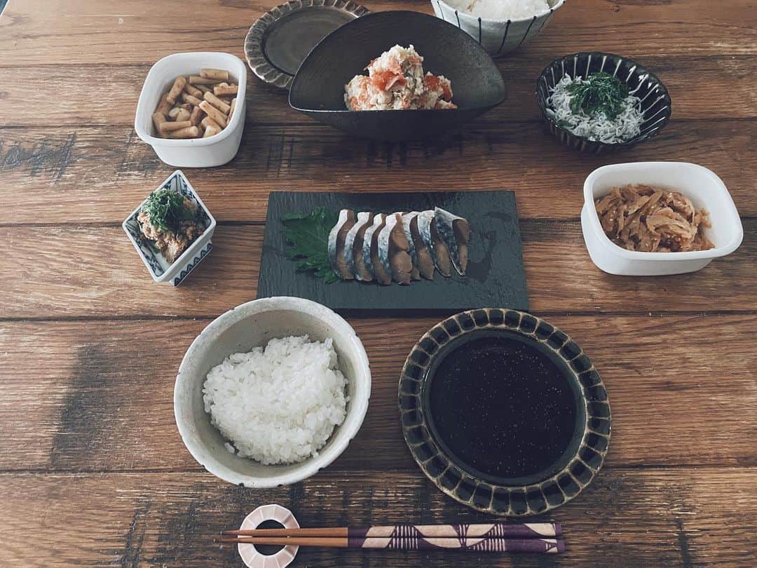 藤田敦子のインスタグラム：「ㅤ 【#blendakitchen 】 Lunch ✔︎シメサバ糠漬け ✔︎サーモンポテサラ ✔︎ @nanadaime_yamari_official のシラス ✔︎漬物やらなんやかんや ㅤ いつかのランチは @yone_asakusa シェフが紹介していた ポテサラの作り方で。 マヨネーズ入れず、豆乳で伸ばしてみたよ✨」