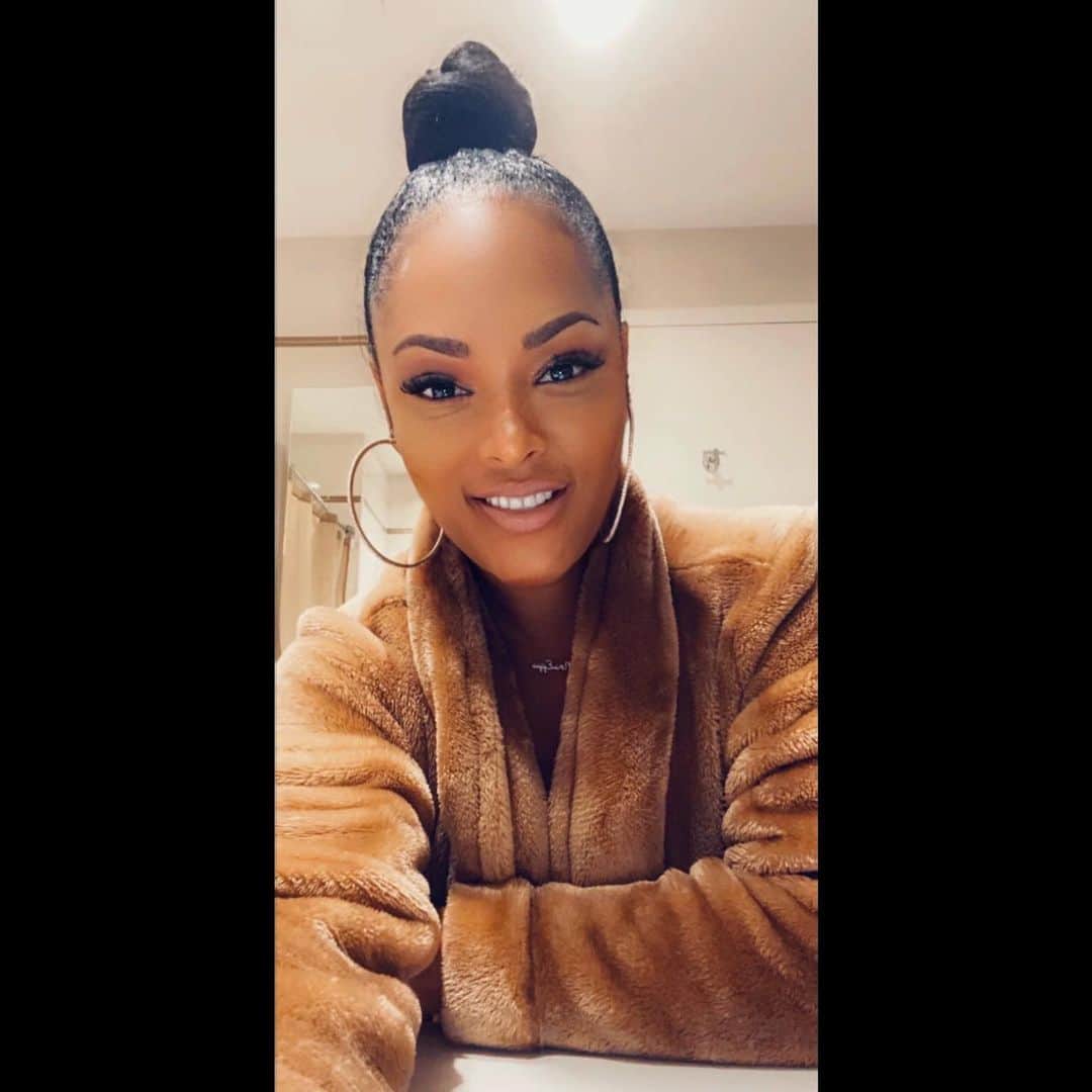 キーシャ・エップスのインスタグラム：「When you smile, I smile 🤎   #LetsLightItUpThen」
