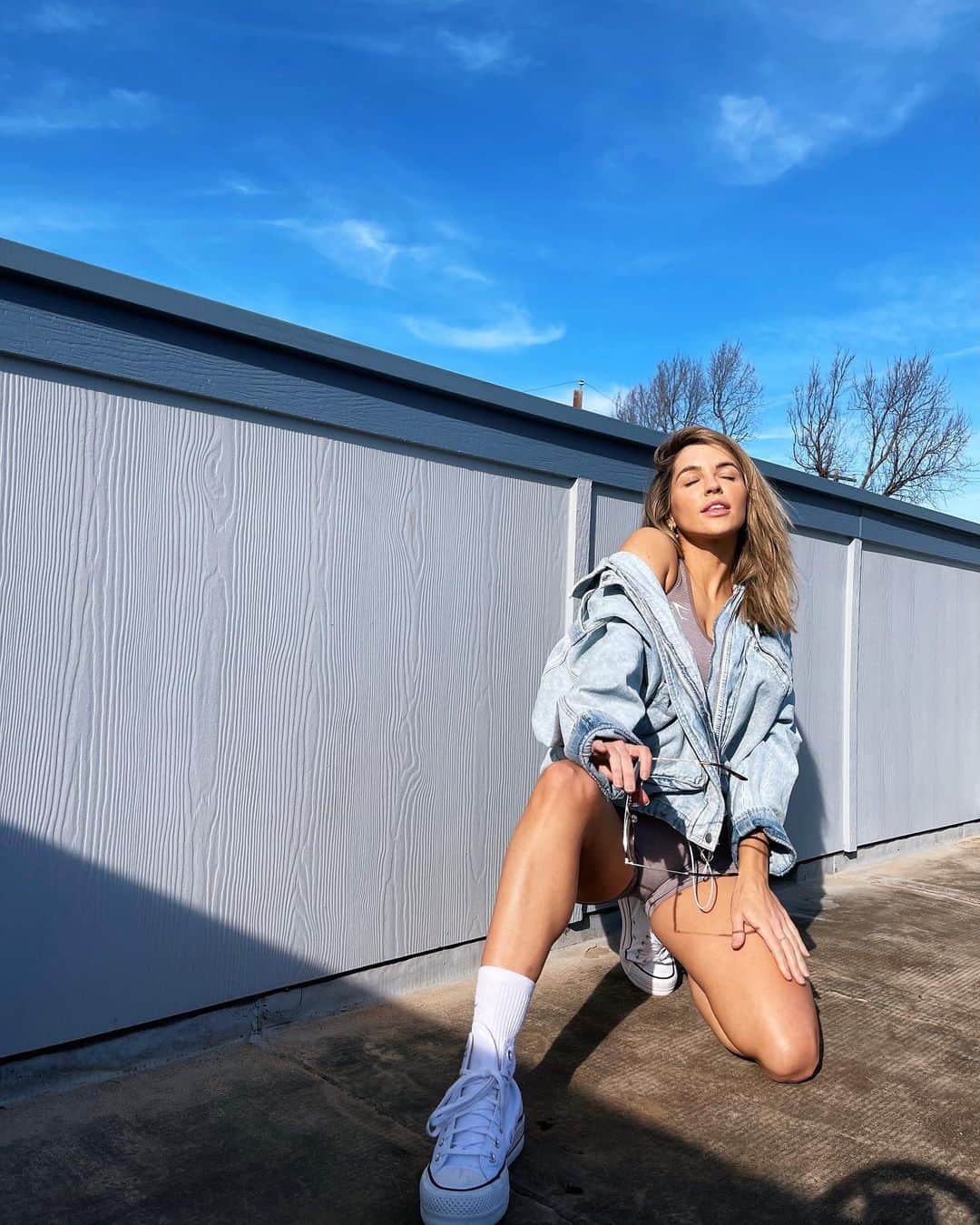 Nikki Blackketterのインスタグラム：「a series of self timer photos that max, as usual, managed to photo bomb so I can’t even PRETEND I left my house #thnxmax happy Wednesday 💕」