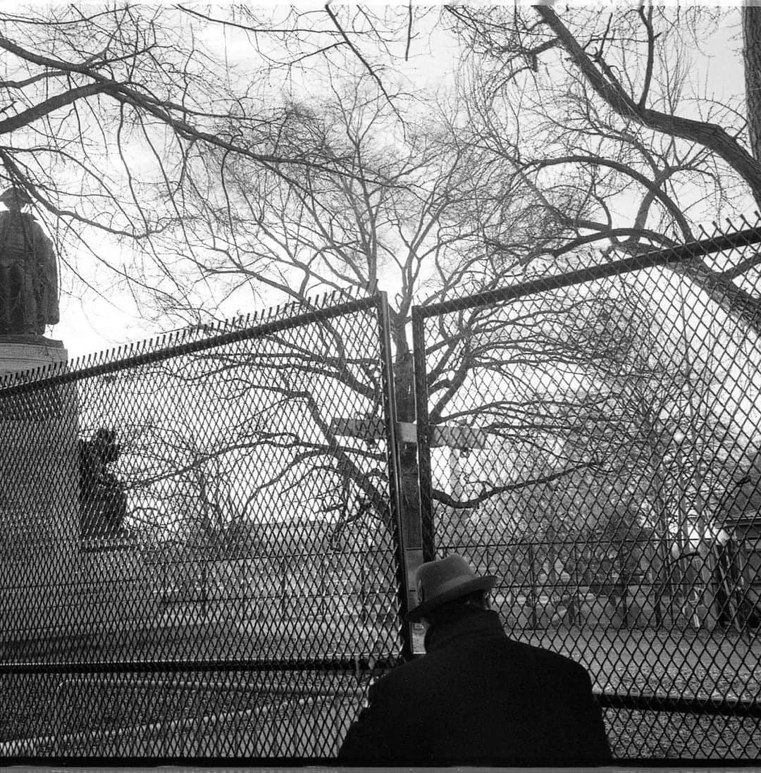 AnOther Magazineさんのインスタグラム写真 - (AnOther MagazineInstagram)「An eerie inauguration day in Washington DC, captured by @devindoyle 📸⁠⠀ ⁠⠀ “The overall atmosphere was stark and austere compared to election day,” the photographer tells AnOther of the scenes in Washington DC on the long-awaited day of US President Joe Biden’s inauguration, which took place mere weeks after hundreds of Trump supporters stormed Capitol Hill to overturn his defeat. “I almost expected to see tumbleweeds blowing down the avenue. I think most people stayed away when the images of the fences started circulating in days leading up to the inauguration.” Link in bio 📲」1月28日 6時49分 - anothermagazine