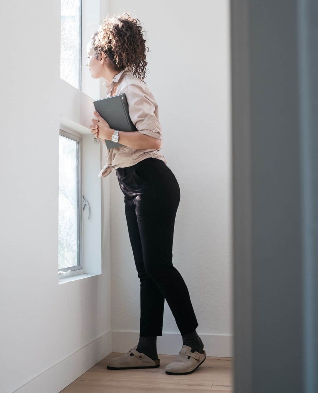 フランク&アイリーンのインスタグラム：「Our Billion Dollar Pant works (almost) as hard as you do and on this Wednesday we want to show how our team wears them. #FrankandEileen」