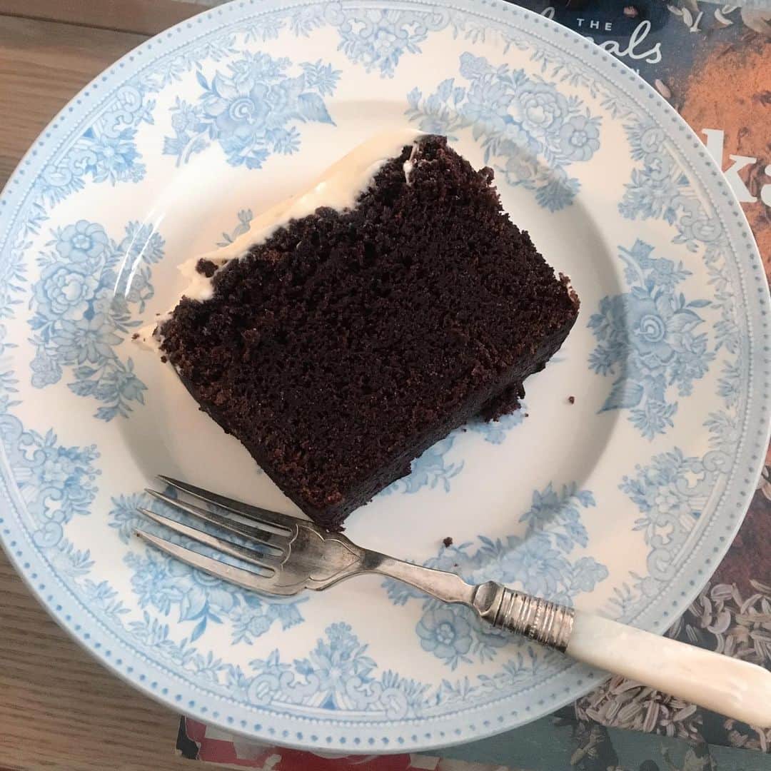 Yu-kiのインスタグラム：「I’m obsessed with this Guinness cake from @bigjobakery ♡ ギネスビールを使ったこのケーキが今1番すき！🤍ギネスのケーキだから甘すぎないし、上のクリームチーズとの相性◎」