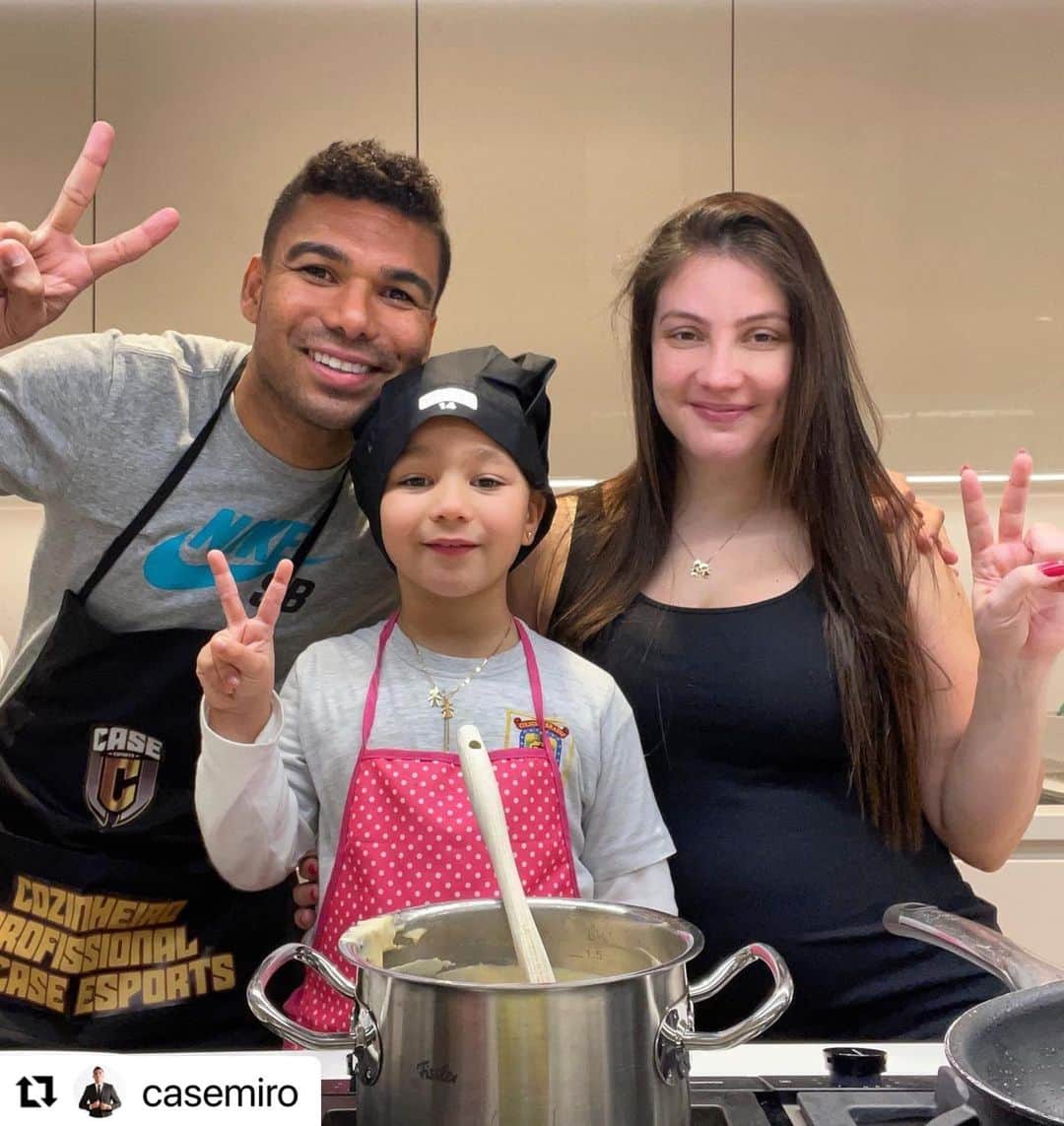 アナ・マリア・カゼミーロのインスタグラム：「❤️👨‍👩‍👧‍👦 Minha familia, meu tudoooo🥰 #Repost @casemiro with @make_repost ・・・ ❤️ ...Jantar em família...❤️」