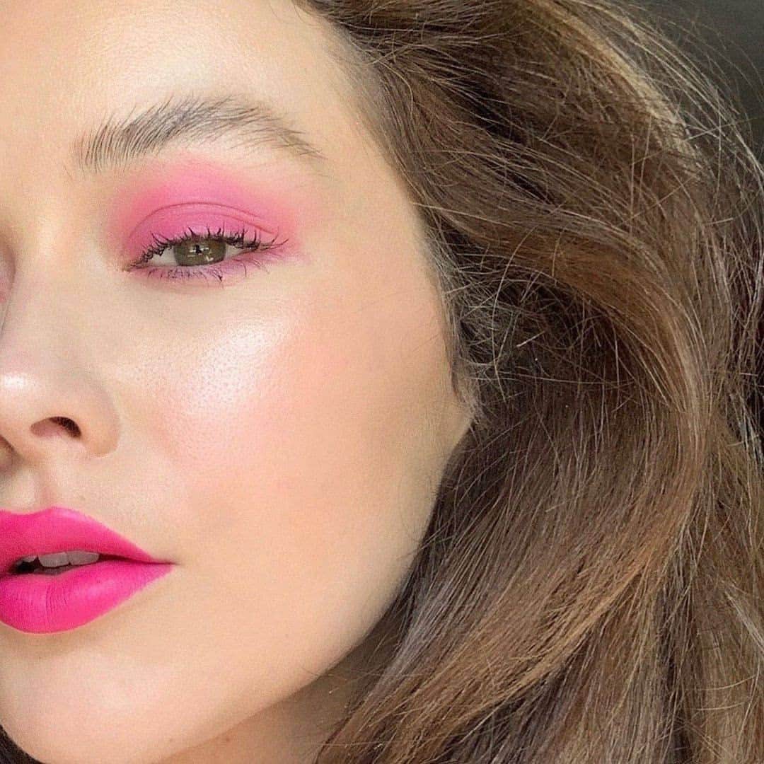 Revlonさんのインスタグラム写真 - (RevlonInstagram)「How soon is too soon to start prepping for Valentine’s Day (even if it’s a party of 1!)? Tag *that* friend 💓  @corrinereed is putting #SuperLustrous The Luscious Mattes Lipstick in Heartbreaker (005) to work double time on her lips and lids」1月28日 7時00分 - revlon