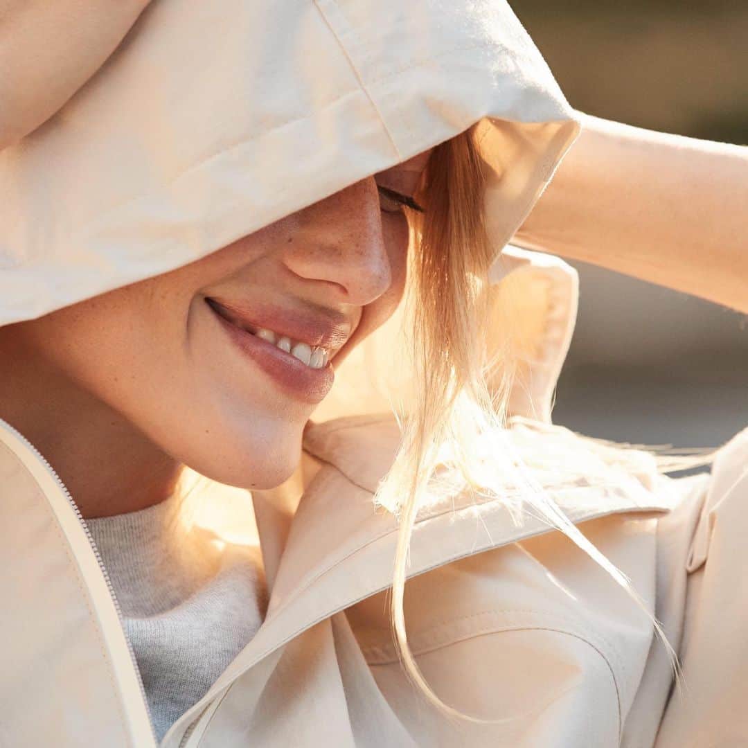 Banana Republic のインスタグラム：「Our lightweight Rain Jacket is a must-have piece for any day, even sunny ones. Tap to add it to your wardrobe. ☀️#BRStandard」