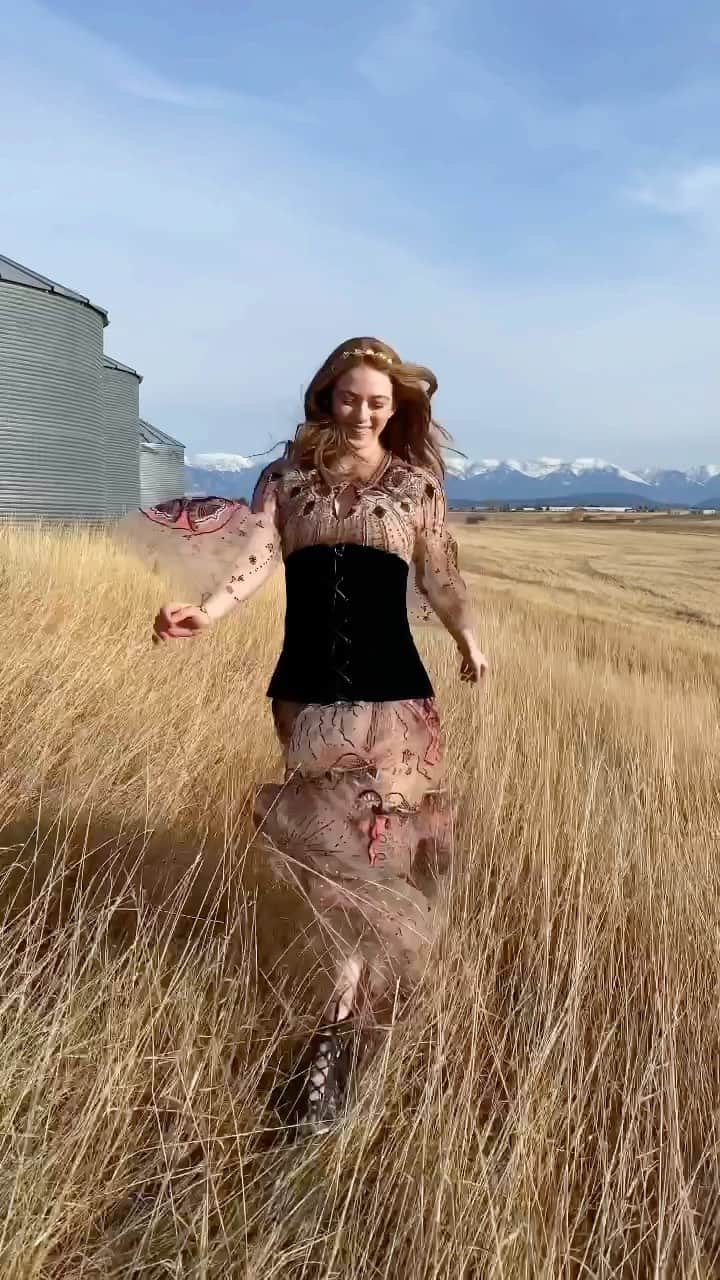 Larsen Thompsonのインスタグラム：「Runnin towards a miracle✨🌾 @teddysphotos #fashion #dior #montana」