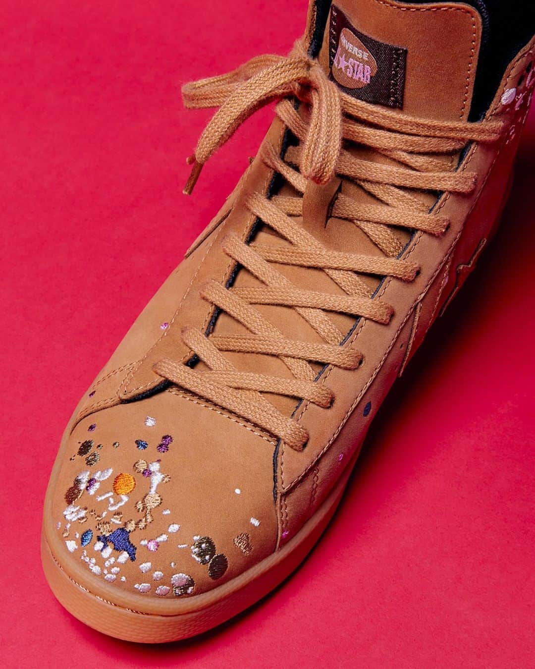 HYPEBEASTさんのインスタグラム写真 - (HYPEBEASTInstagram)「@hypebeastkicks: @bandulu has reunited with @converse for a messy DIY collaboration. The collection offers two styles, the Chuck 70 in “Cappuccino” brown features an embroidered signature colorful paint-drip detail on the upper and printed midsole while the Pro Leather comes in a warm, wheat-colored suede and is given a similar paint treatment. The capsule is set to release on February 11.⁠⠀ Photo: Bandulu」1月28日 7時14分 - hypebeast