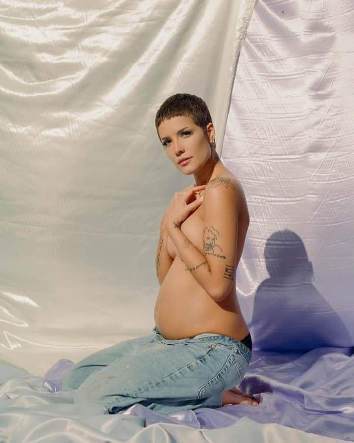 Vogue Beautyさんのインスタグラム写真 - (Vogue BeautyInstagram)「Congratulations, @iamhalsey! The glowing mom-to-be just announced her pregnancy in the most bohemian, on-brand way. Tap the link in our bio for more. Photo by @samdameshek」1月28日 7時15分 - voguebeauty