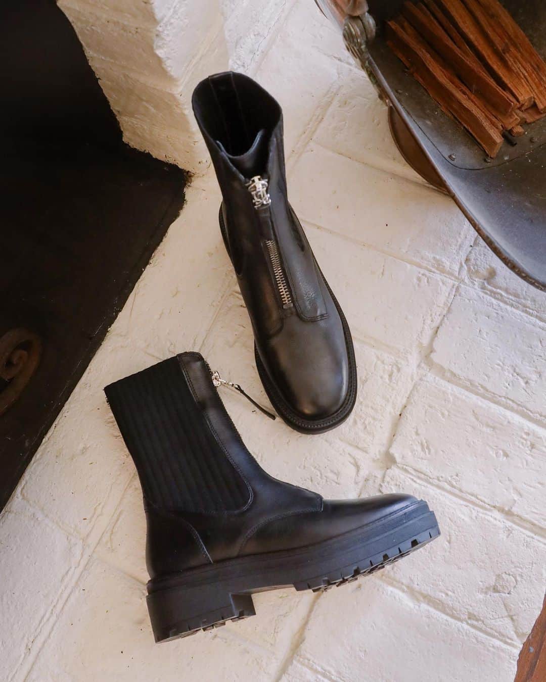 サムエデルマンのインスタグラム：「Zip up the WINNIFORD lug sole bootie Tap to shop  #SamEdelman」