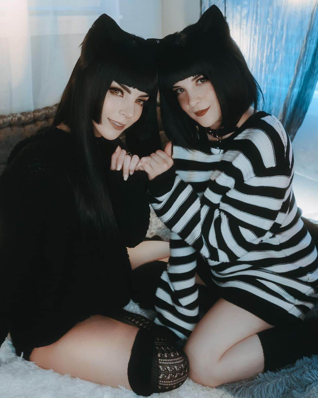 Tessaさんのインスタグラム写真 - (TessaInstagram)「bffs (best felines forever) 🐈‍⬛🥛🥺  This whole set is just,,,my favorite?! I love it so much. We’re cute af. Shot and edited by @blood.raven herself, ears made by her too!🥰」1月28日 7時17分 - hiso.neko