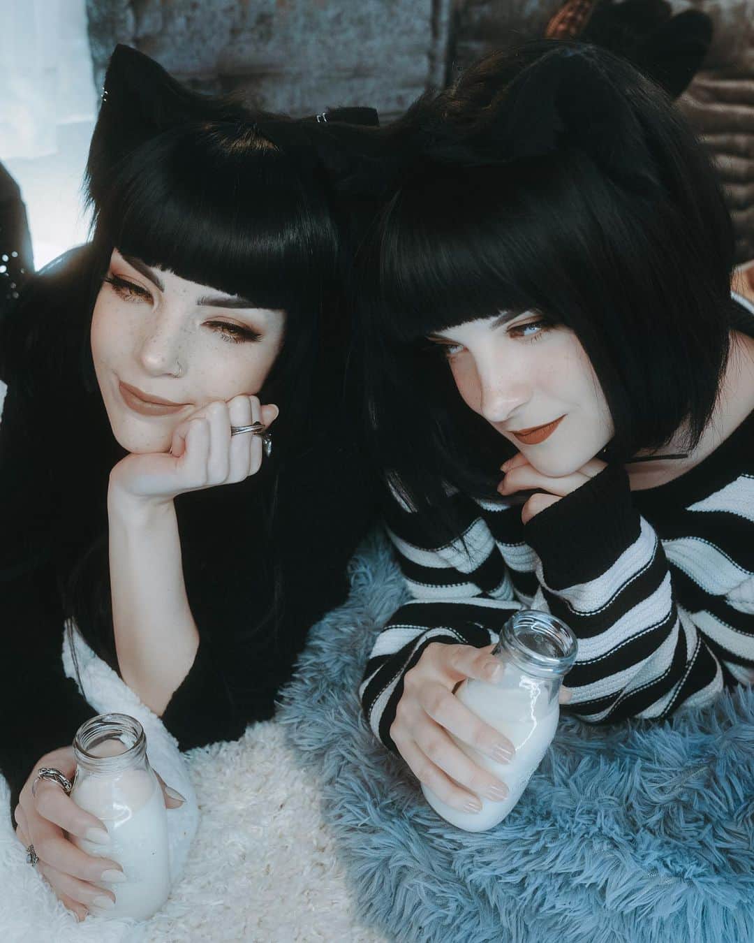 Tessaさんのインスタグラム写真 - (TessaInstagram)「bffs (best felines forever) 🐈‍⬛🥛🥺  This whole set is just,,,my favorite?! I love it so much. We’re cute af. Shot and edited by @blood.raven herself, ears made by her too!🥰」1月28日 7時17分 - hiso.neko