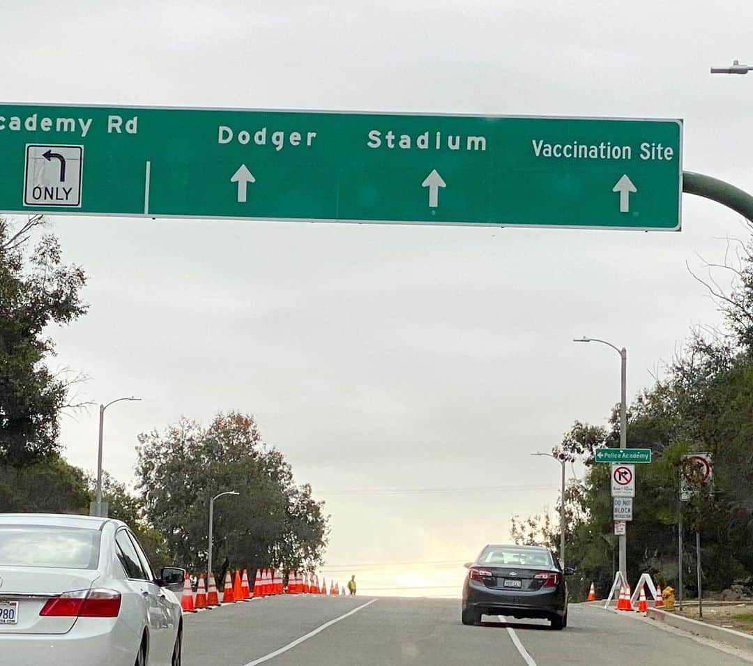 ミンディ・カリングのインスタグラム：「I took my Dad to get vaccinated today at Dodger Stadium. We signed up for a slot online and I wanted to keep him company in the car because we thought we might have to wait hours (I obviously did not get a vaccine - my tier won’t be a while). There’s a lot of stress for older Americans about getting the vaccine. Will it be far away from them? Will there be bathrooms? Will they have to wait in the cold? Will the paperwork be confusing? And like most of us adult children of older Americans, their stress becomes our stress because we are worried about our parents since we know how badly the elderly are treated, generally. I was amazed by how efficient, organized and friendly the staff and volunteers were at Dodgers. I really want to thank them for their patience and kindness to the most vulnerable Angelenos. These volunteers stand in the freezing cold just because people need their help. Not to sound like Yakov Smirnoff but what a country! 2nd shot in 28 days. See you soon.」