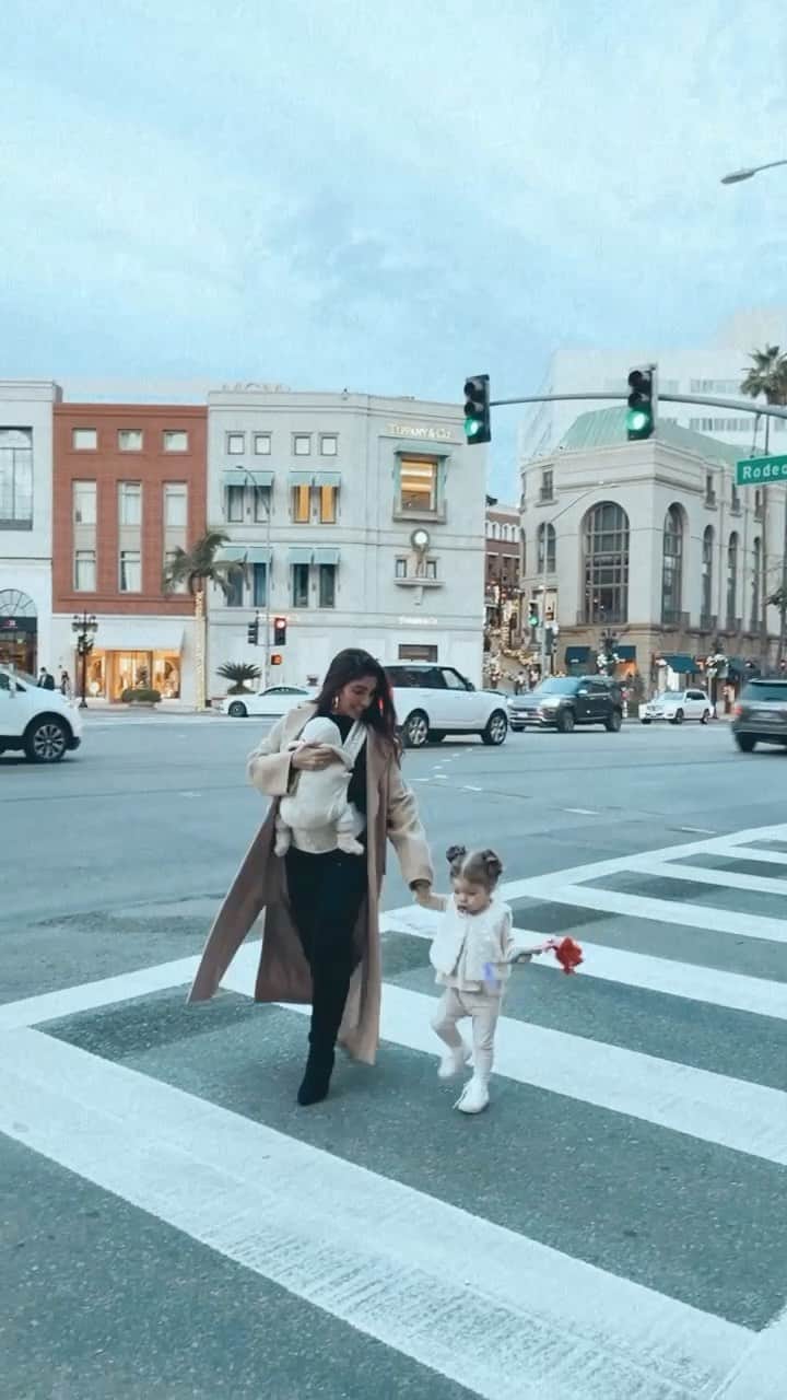 メリッサ・モリナロのインスタグラム：「I don't know if it's my postpartum hormones getting the best of me or the babies getting so big but I've been so emo. Looking back on these last six month with them feels like a dream come true. I still can't believe I'm a mama of two! My experience with two under two has been amazing! Wouldn't change it for the world! #twoundertwo」