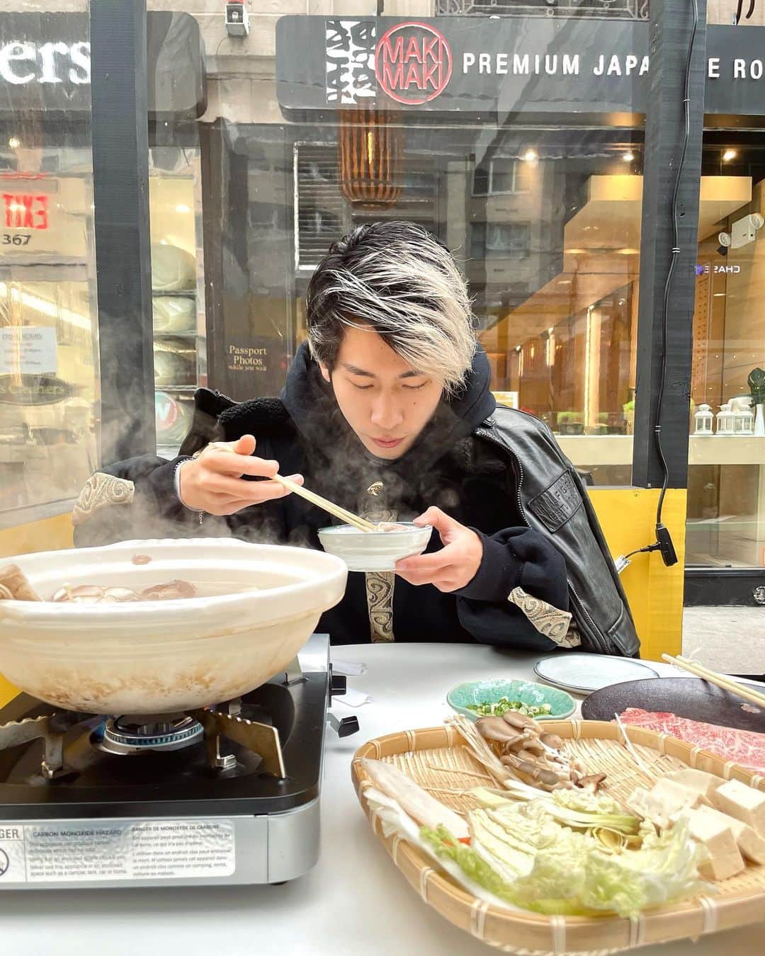 はるきのインスタグラム：「📍NYC日本食レストラン「MakiMaki Sushi」 @makimakinyc 2年ぶりぐらいに和牛のお鍋食べてきましたー！ お肉はもちろん、野菜の食感と甘味がアメリカにはない、日本の感じやった〜。  NYC居る日本人の方オススメやで✌︎ #NYC」