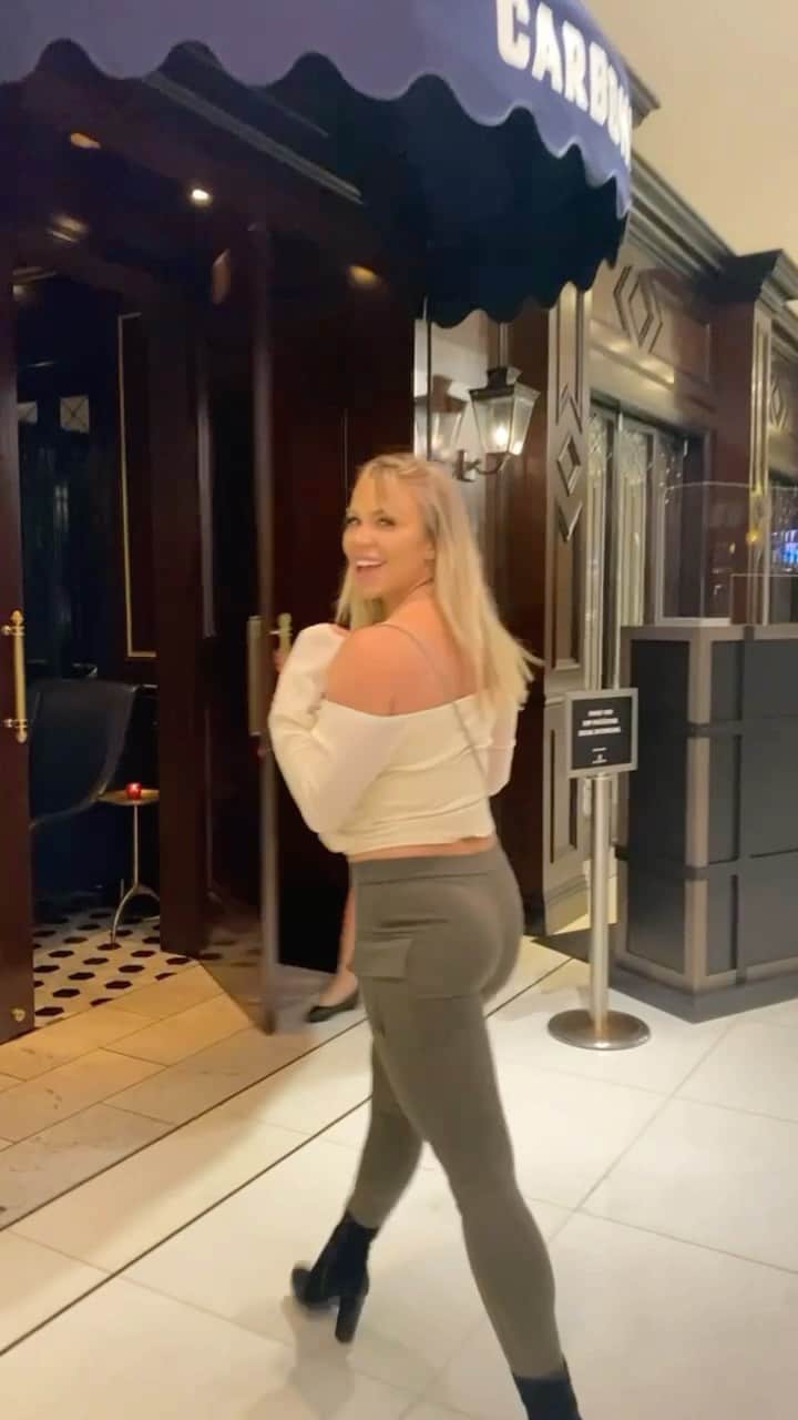 Lauren Drain Kaganのインスタグラム：「Thanks to @fingerlickingfoodietours & @maverickhelicopters 🚁3 of the best restaurants! 1st: CATCH, 2nd: CARBONE, 3rd: JOHN GEORGES STEAKHOUSE, finishing with @maverickhelicopters tour over the strip! 🥰」